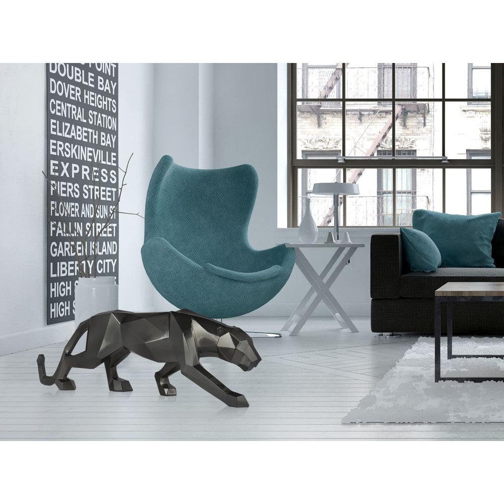Große facettierte Panther-Skulptur in Anthrazitmetallic aus Kunstharz, platziert in modernem Wohnzimmer mit stilvollen Möbeln.