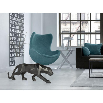 Große facettierte Panther-Skulptur in Anthrazitmetallic aus Kunstharz, platziert in modernem Wohnzimmer mit stilvollen Möbeln.