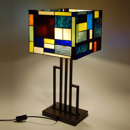 Detailansicht der Tischlampe multicolor landscape, die die handgefertigte Glasverarbeitung und Tiffany-Techniken zeigt.