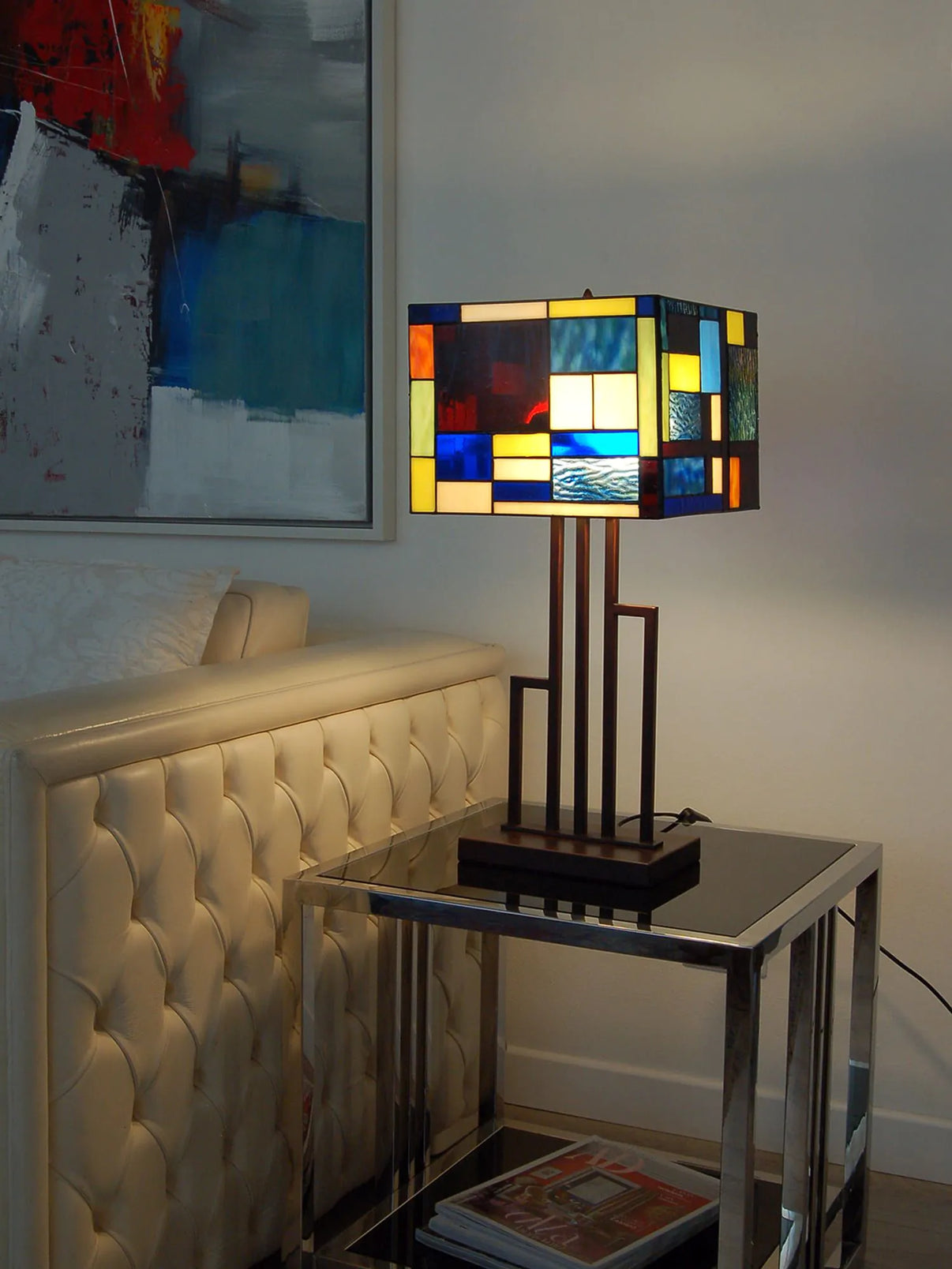 Tischlampe multicolor landscape mit modernen schmiedeeisernen Standfuß, perfekt für jedes Wohnambiente.