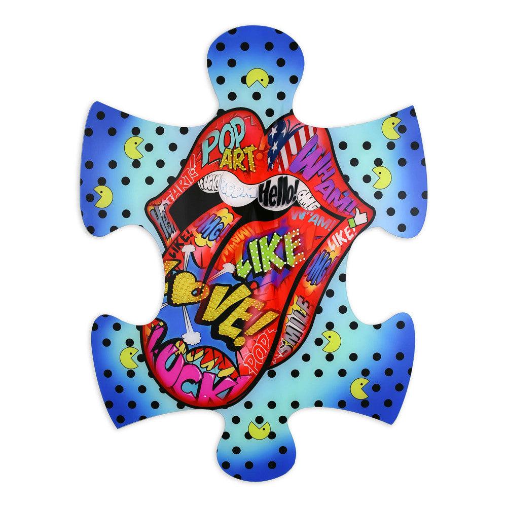 Fesselndes Pop Art Kunstwerk: Herausgestreckte Zunge auf dekorativer Acrylplatte, farbenfrohes Lippen-Motiv mit typischen Pop Art Elementen und Punkten.