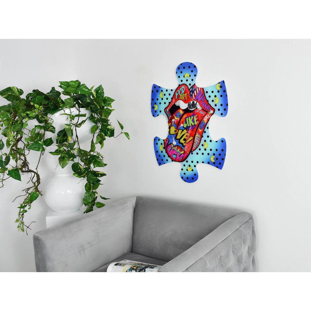Fesselndes Pop Art Kunstwerk: Herausgestreckte Zunge auf dekorativer Acrylplatte, präsentiert an einer Wand mit einem modernen Möbelstück im Hintergrund.