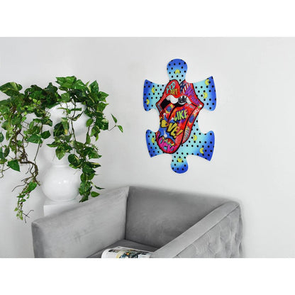 Fesselndes Pop Art Kunstwerk: Herausgestreckte Zunge auf dekorativer Acrylplatte, präsentiert an einer Wand mit einem modernen Möbelstück im Hintergrund.
