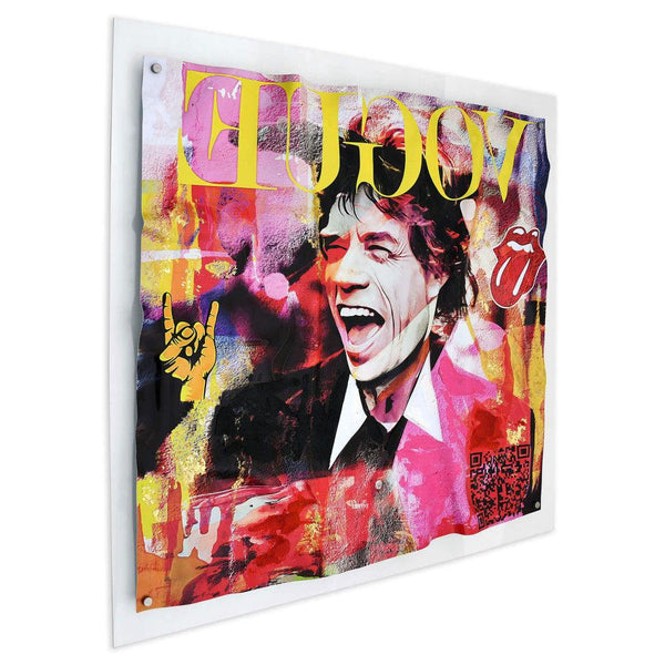 Hommage an Mick Jagger. 80 x 84 cm. Von Hand verziertes Bild auf einer deformierten Acrylplatte mit Montage auf einer transparenten Plexiglasglatte. - Designerobjekte.com