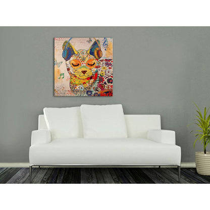 Katz Pop Art Gemälde – Modernes Druckkunstwerk mit Reliefdekoration, 80x80 cm, präsentiert in einem modernen Wohnzimmer mittig über einer weißen Couch.