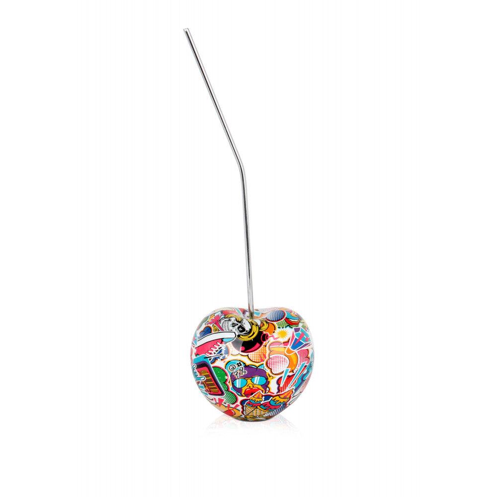 Bunte Kirsche – Auffällige Pop Art Skulptur aus Harz mit Wassertransferdekor, dargestellt mit einem farbenfrohen Design und einem Metallstrohhalm.