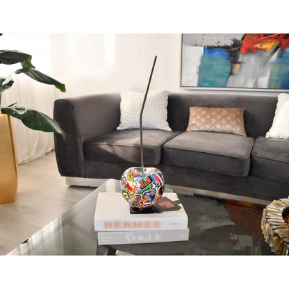 Bunte Kirsche – Auffällige Pop Art Skulptur aus Harz mit Wassertransferdekor, präsentiert auf einem Tisch im Wohnzimmer.