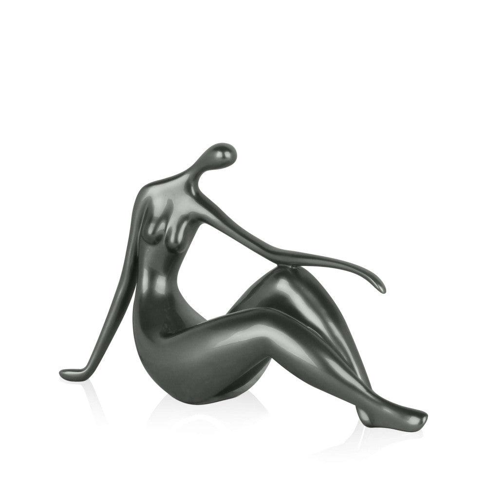 Kleine Ruhe: Elegante Skulptur in Anthrazit mit Metalleffekt, sitzende Figur mit modernen Kurven.