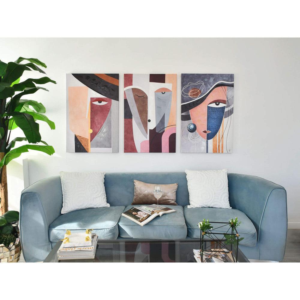 Abstrakte Gesichter: Mehrfarbige Komposition auf handretuschierter Leinwand, präsentiert in einem modernen Wohnzimmer mit einer blauen Couch und dekorativen Kissen. Die Kunstwerke sind an der Wand angebracht und verleihen dem Raum einen eleganten Stil.