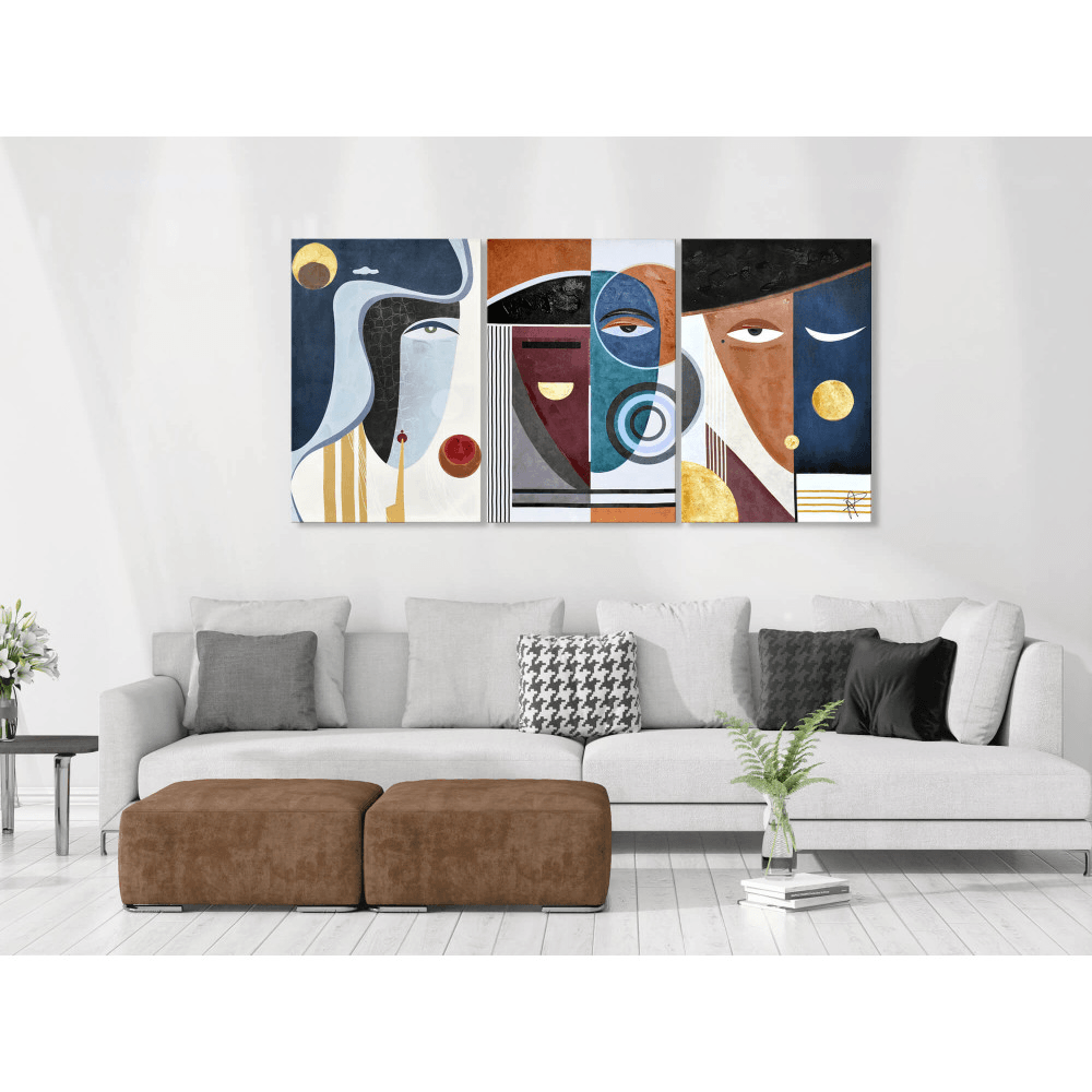 Das Kunstwerk 'Abstrakte Gesichter' von ADM, präsentiert in einem eleganten Wohnzimmer. Der moderne Kunstdruck auf handretuschierter Leinwand verleiht dem Raum eine zeitgenössische Note mit faszinierenden Gesichtern und Farbkontrasten.