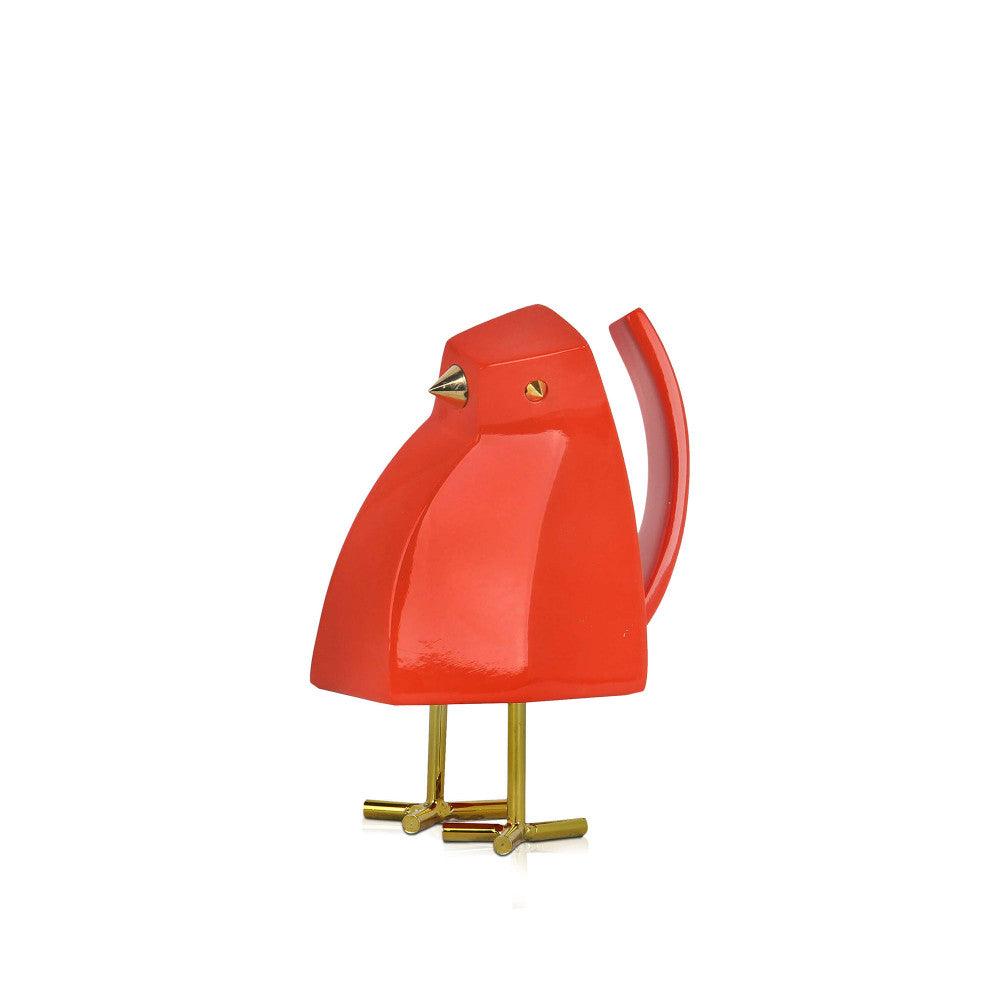 Moderne geometrische Kunstharzskulptur: Kleiner Vogel in leuchtendem Orange, präsentiert in seitlicher Ansicht, auf goldenen Beinen stehend.
