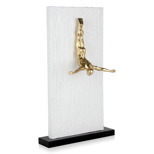 Kunstspringer, gold. Moderne figurative Skulptur aus Harz, Metalleffekt mit Marmorsockel. 63 x 38 x 23 cm - Designerobjekte.com