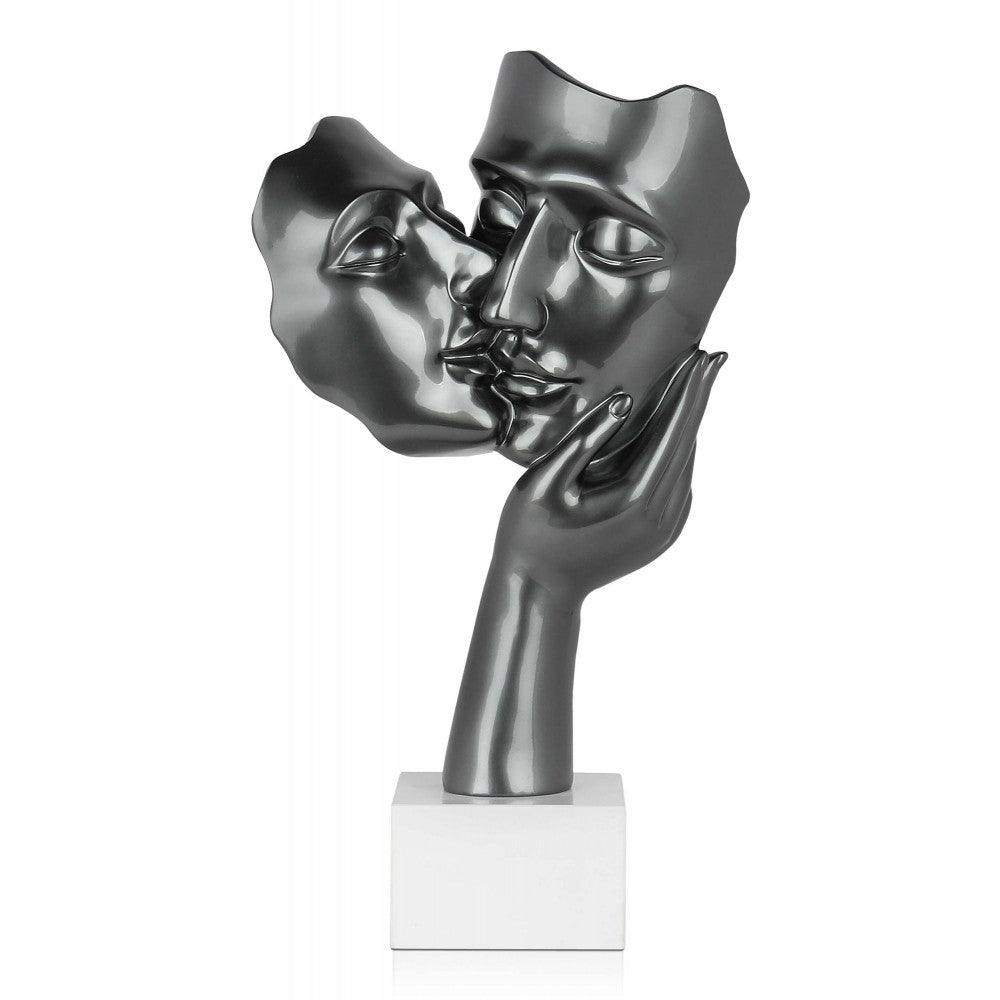 Kuss der Zärtlichkeit: Moderne Skulptur aus Kunstharz mit Metalleffekt, die zwei Liebende zeigt, die sich küssen, auf einem eleganten Marmorsockel platziert.