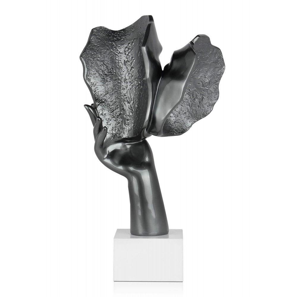 Kuss der Zärtlichkeit: Handgefertigte moderne Skulptur aus Kunstharz mit Metalleffekt, die die Zärtlichkeit zwischen zwei Liebenden festhält, auf einem weißen Marmorsockel.