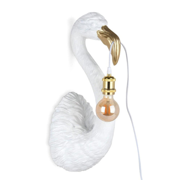 Lampe Flamingo weiß. Wandleuchte. Klassische moderne figurative Skulptur aus Harz mit dekorierten goldfarbenen Details - Designerobjekte.com