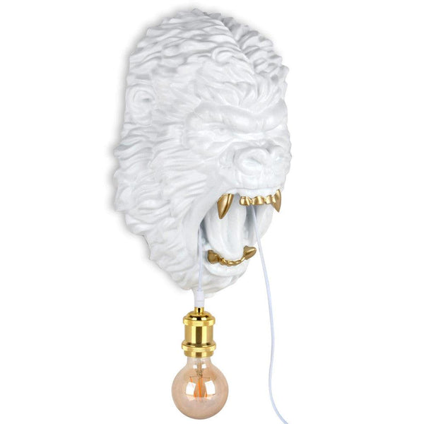 Lampe Gorillakopf weiß. Wandleuchte Klassische moderne figurative Skulptur aus Harz mit dekorierten goldfarbenen Details - Designerobjekte.com