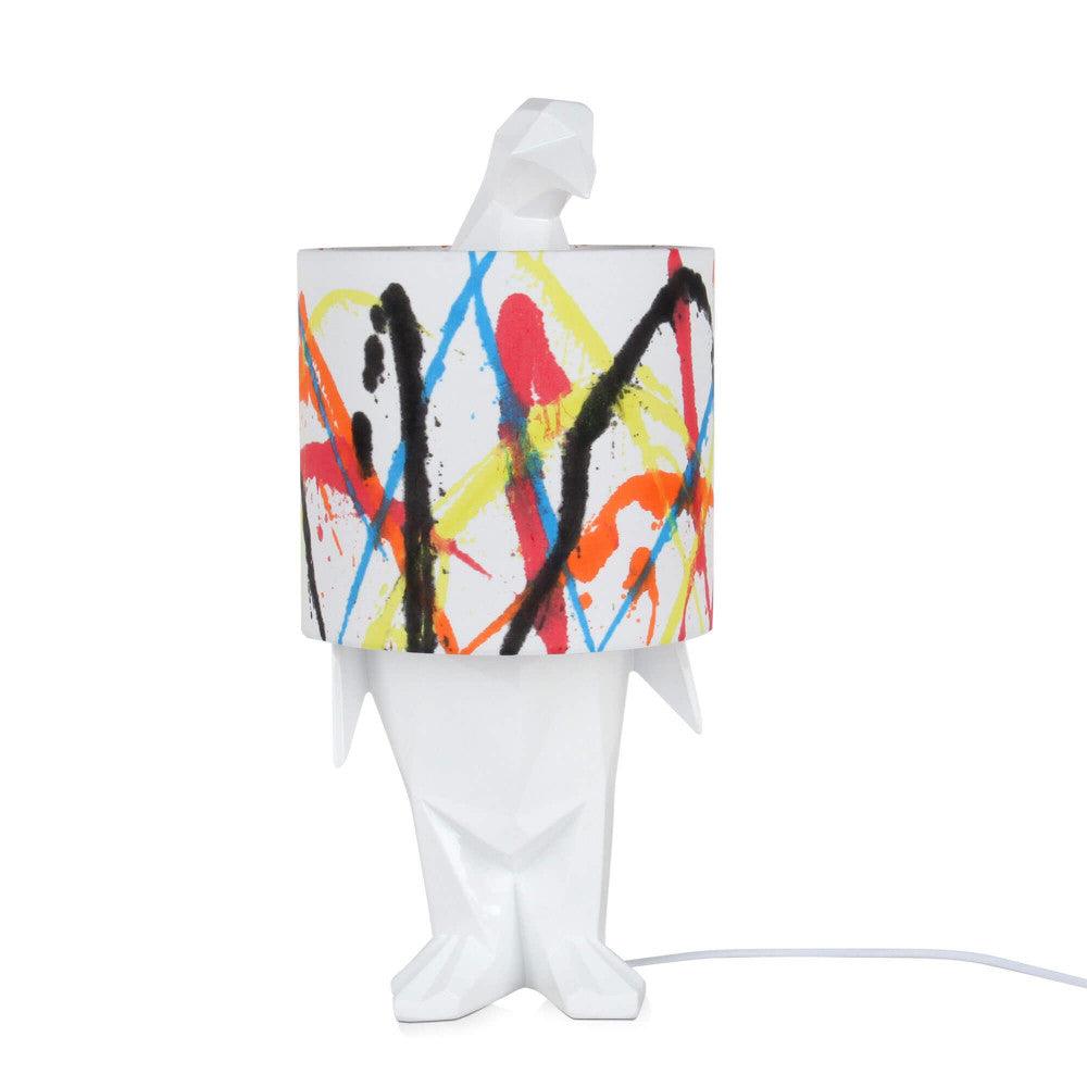 Bunte Pinguin Tischlampe – Handverarbeitetes Kunstwerk aus Harz, seitliche Ansicht mit auffälligem, buntem Lampenschirm für stilvolle Beleuchtung.