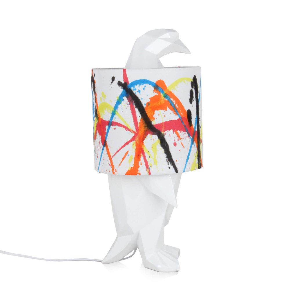 Bunte Pinguin Tischlampe – Handverarbeitetes Kunstwerk aus Harz, Blick auf die Lampe mit buntem Lampenschirm, perfekt für Kinderzimmer oder moderne Wohnräume.