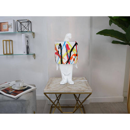 Bunte Pinguin Tischlampe – Handverarbeitetes Kunstwerk aus Harz, in einem modernen Wohnraum auf einem eleganten Tisch platziert.
