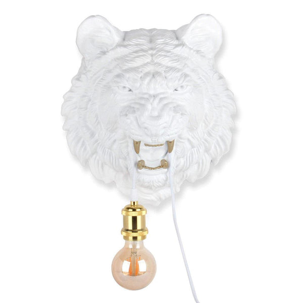 Lampe Tigerkopf weiß. Wandleuchte Klassische moderne figurative Skulptur aus Harz mit dekorierten goldfarbenen Details. - Designerobjekte.com