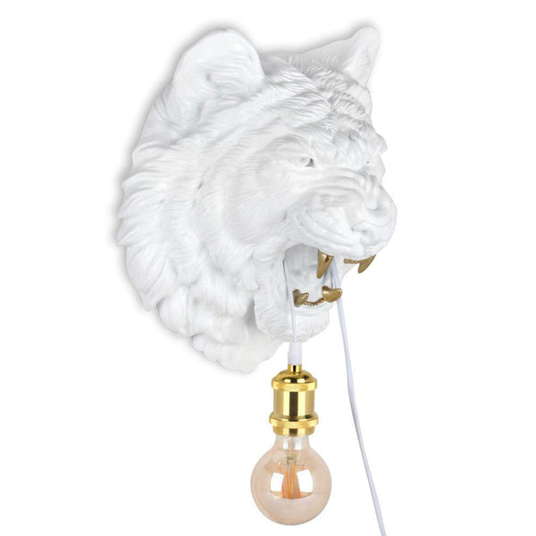 Lampe Tigerkopf weiß. Wandleuchte Klassische moderne figurative Skulptur aus Harz mit dekorierten goldfarbenen Details. - Designerobjekte.com