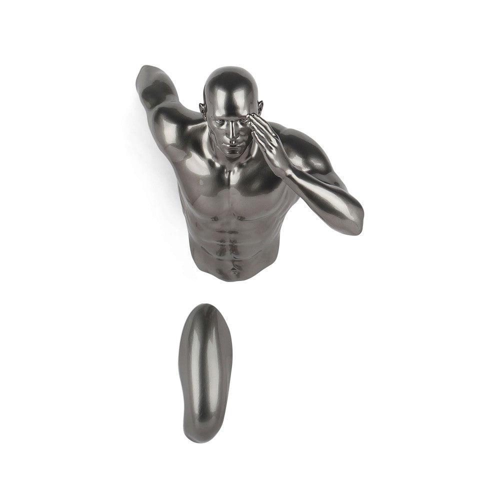 Detailansicht der modernen figurativen Wandskulptur aus anthrazitfarbenem Metalleffekt-Harz, die einen muskulösen, eindrucksvollen Körper in einer sportlichen Pose zeigt.