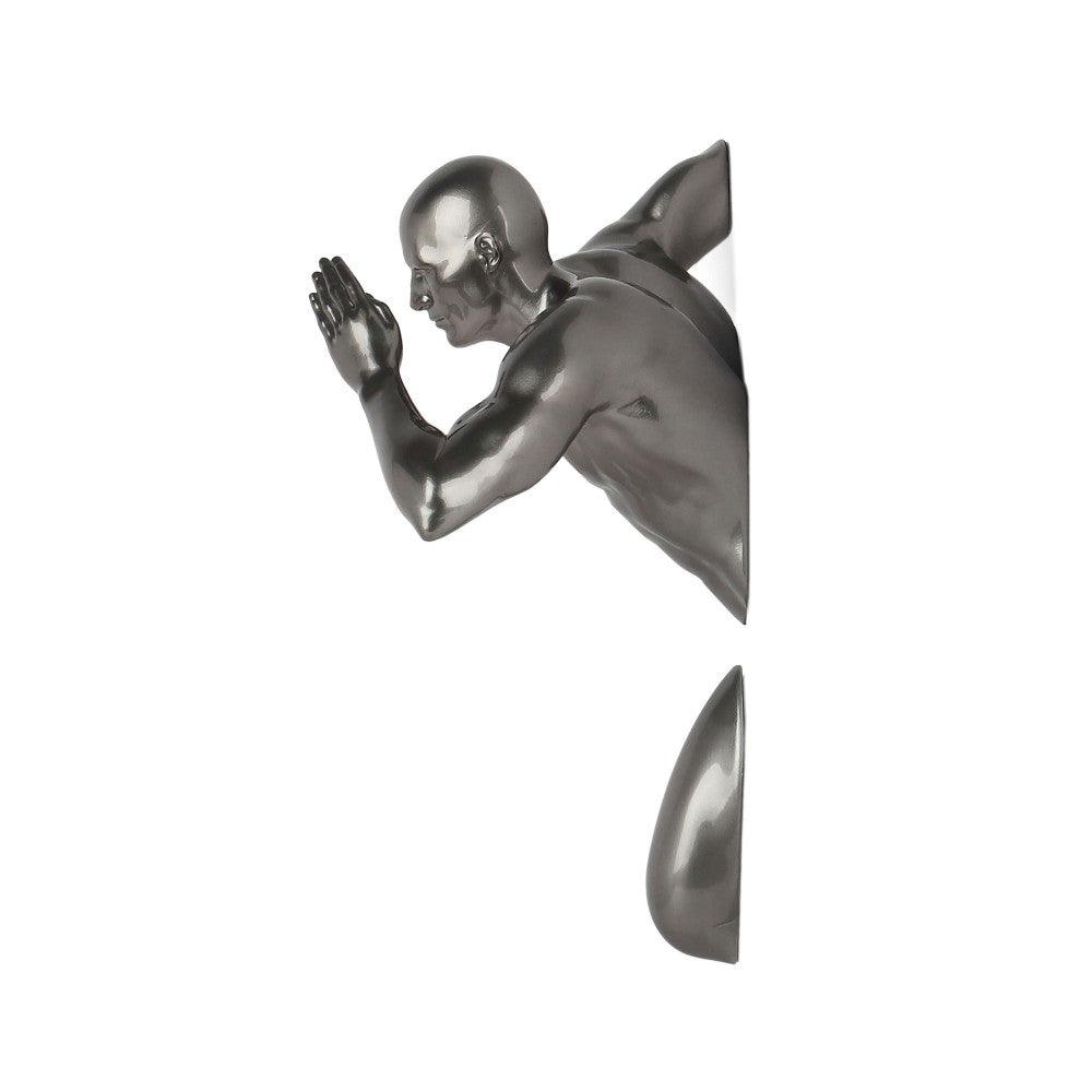 Moderne figurative Wandskulptur aus anthrazitfarbenem Metalleffekt-Harz, die einen athletischen Mann darstellt, der sich dynamisch nach vorne beugt.