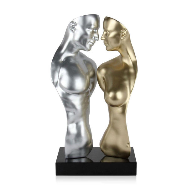 Liebhaber gold und silber. Moderne figurative Skulptur aus Harz, Metalleffekt mit Marmorsockel. 60 x 32 x 21 cm - Designerobjekte.com