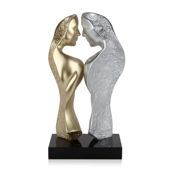 Liebhaber gold und silber. Moderne figurative Skulptur aus Harz, Metalleffekt mit Marmorsockel. 60 x 32 x 21 cm - Designerobjekte.com