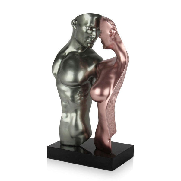 Liebhaber. Moderne figurative Skulptur aus Harz, Metalleffekt mit Marmorsockel. 60 x 32 x 21 cm - Designerobjekte.com