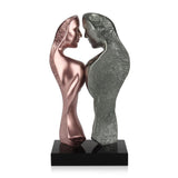 Liebhaber. Moderne figurative Skulptur aus Harz, Metalleffekt mit Marmorsockel. 60 x 32 x 21 cm - Designerobjekte.com