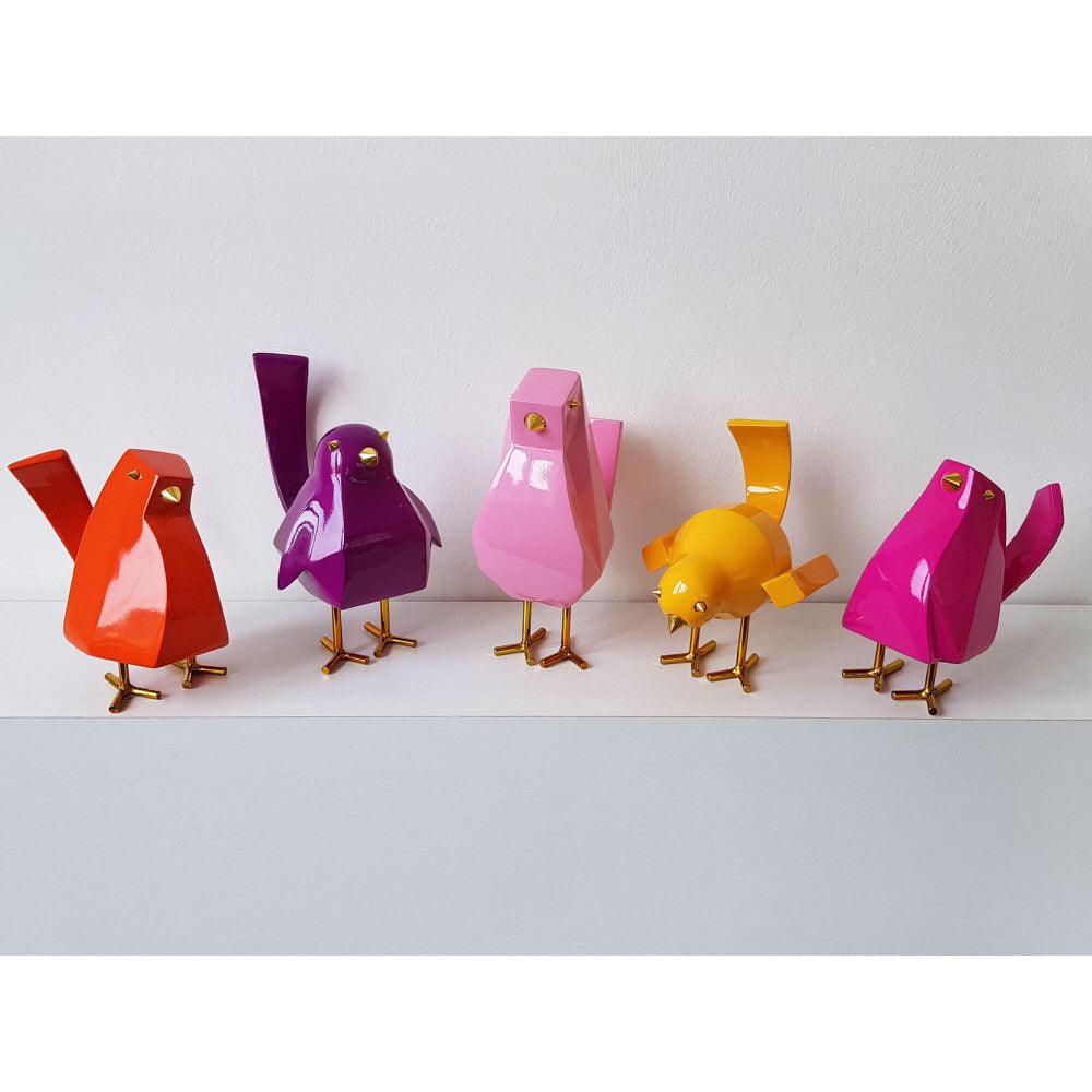Verschiedene moderne geometrische Vogel-Skulpturen in bunten Farben, inklusive lilafarbenem Kunstharz, goldene Metalleinsätze, zusammen auf einem Regal präsentiert