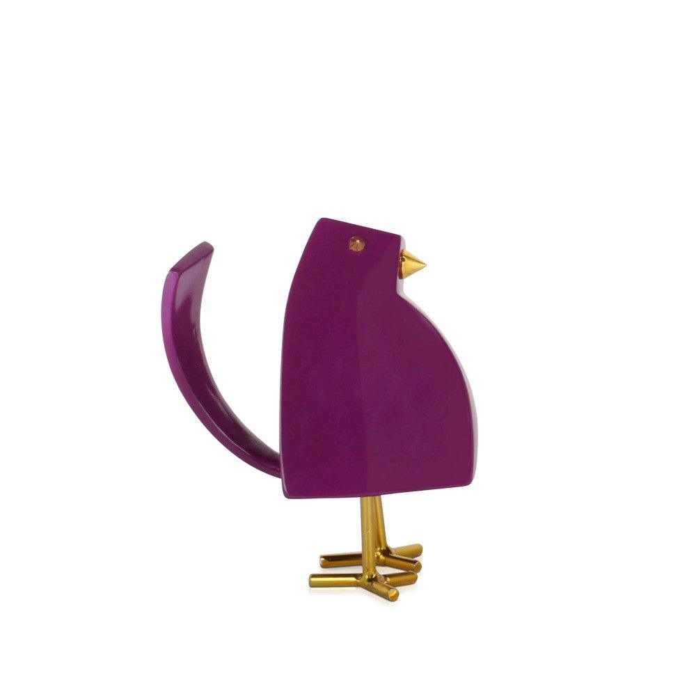 Moderne geometrische Lilaskulptur aus lackiertem Harz mit Metalleinsätzen, in Form eines stilisierten Vogels mit goldenen Beinen.