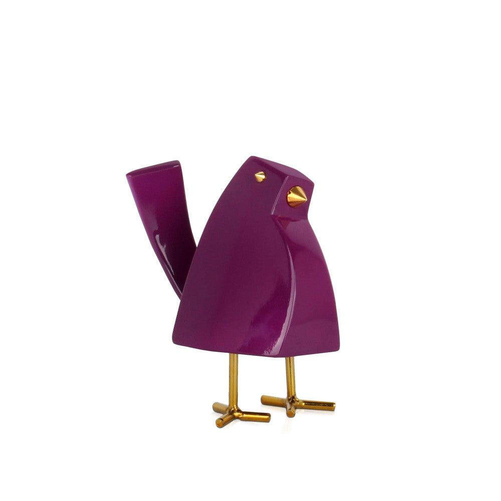Moderne geometrische Lilaskulptur aus lackiertem Harz mit Metalleinsätzen, seitliche Ansicht eines lilafarbenen Vogels mit goldenen Füßen.