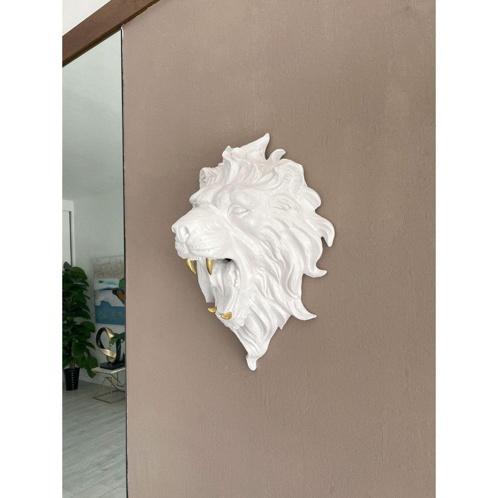 Majestätische Löwenkopf Wandskulptur aus Kunstharz mit goldfarbenen Akzenten, präsentiert an einer Wand, die die detailgetreuen Merkmale und die lebendige Präsenz der Skulptur zeigt.