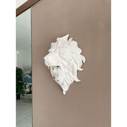 Majestätische Löwenkopf Wandskulptur aus Kunstharz mit goldfarbenen Akzenten, präsentiert an einer Wand, die die detailgetreuen Merkmale und die lebendige Präsenz der Skulptur zeigt.