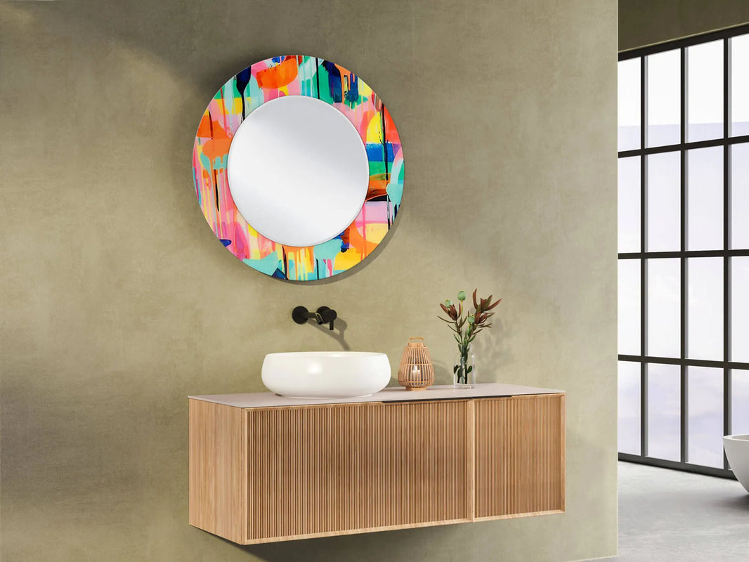 Moderner Abstrakter Design-Spiegel 80x80 cm – Mehrfarbig, poliertes Glas, stilvoll in einem modernen Badezimmer montiert.