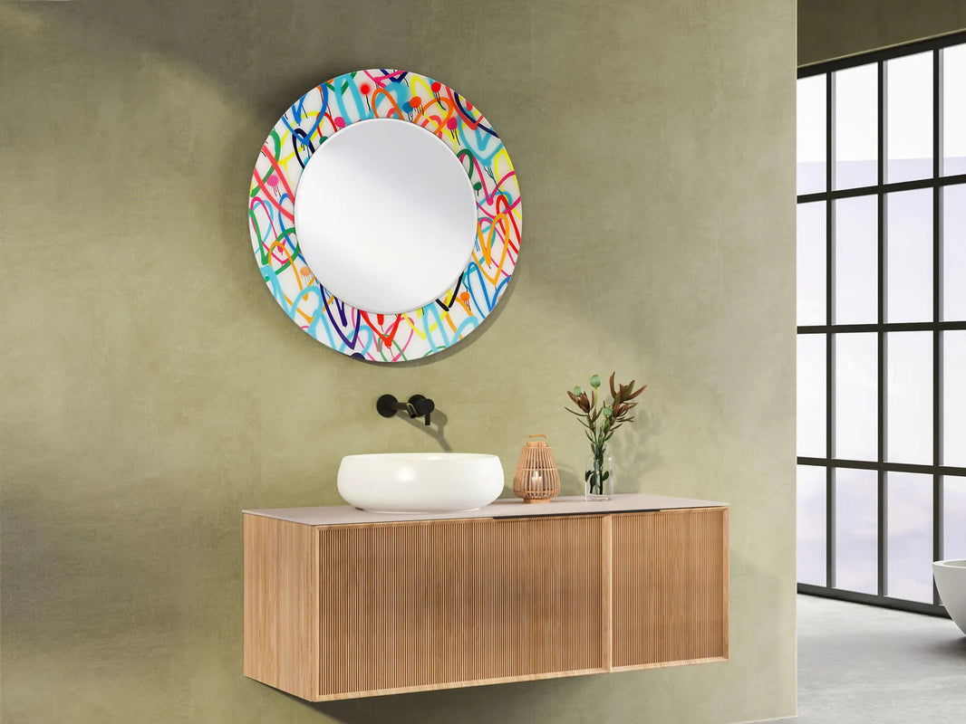 Moderner Bunter Herz Spiegel 80 x 80 cm – Poliert, Mit Zertifikat der Handwerkskunst, im eleganten Badezimmer über einem Holzwaschtisch platziert, fügt stilvollen Charme hinzu.