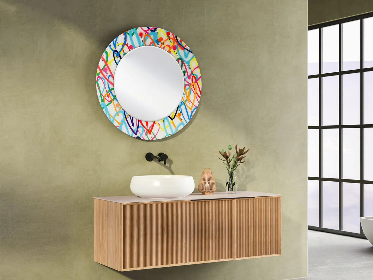 Moderner Bunter Herz Spiegel 80 x 80 cm – Poliert, Mit Zertifikat der Handwerkskunst, im eleganten Badezimmer über einem Holzwaschtisch platziert, fügt stilvollen Charme hinzu.