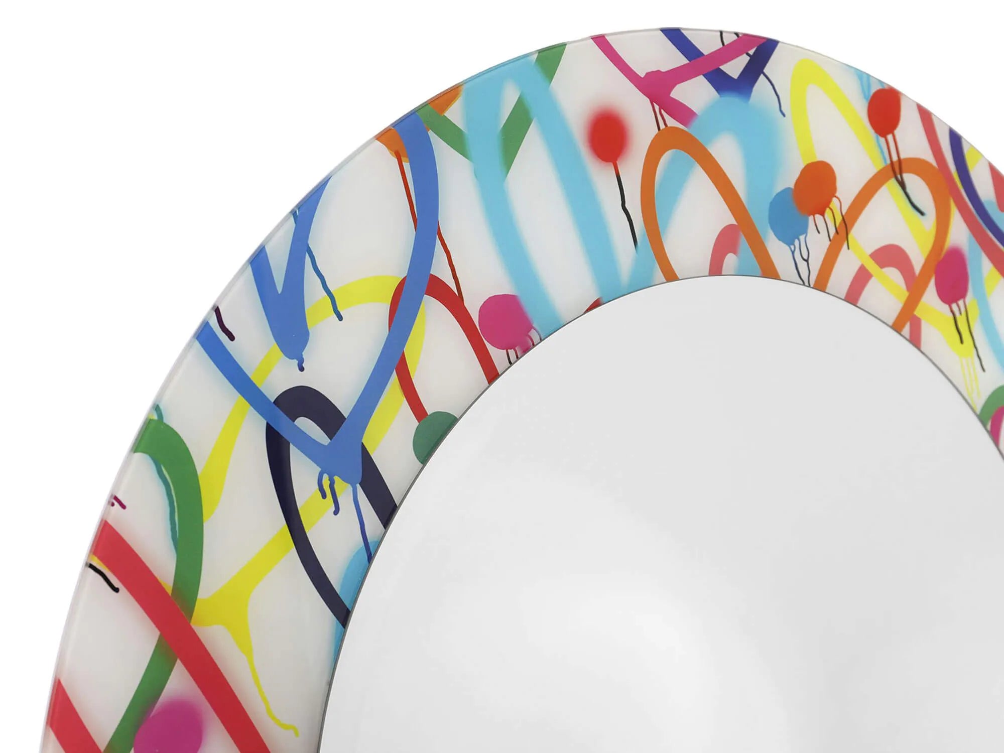 Moderner Bunter Herz Spiegel 80 x 80 cm – Poliert, Mit Zertifikat der Handwerkskunst, Nahaufnahme des rahmenlosen Spiegels mit bunten Herzmotiven.