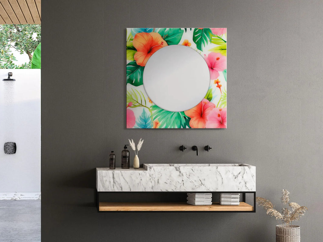Moderner Design-Spiegel mit tropischen Blumenmotiven – 80x80 cm, Mehrfarbig, Polierter Finish. Der Spiegel hängt stilvoll über einem eleganten Waschbecken in einem modernen Badezimmer.