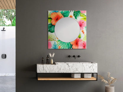 Moderner Design-Spiegel mit tropischen Blumenmotiven – 80x80 cm, Mehrfarbig, Polierter Finish. Der Spiegel hängt stilvoll über einem eleganten Waschbecken in einem modernen Badezimmer.