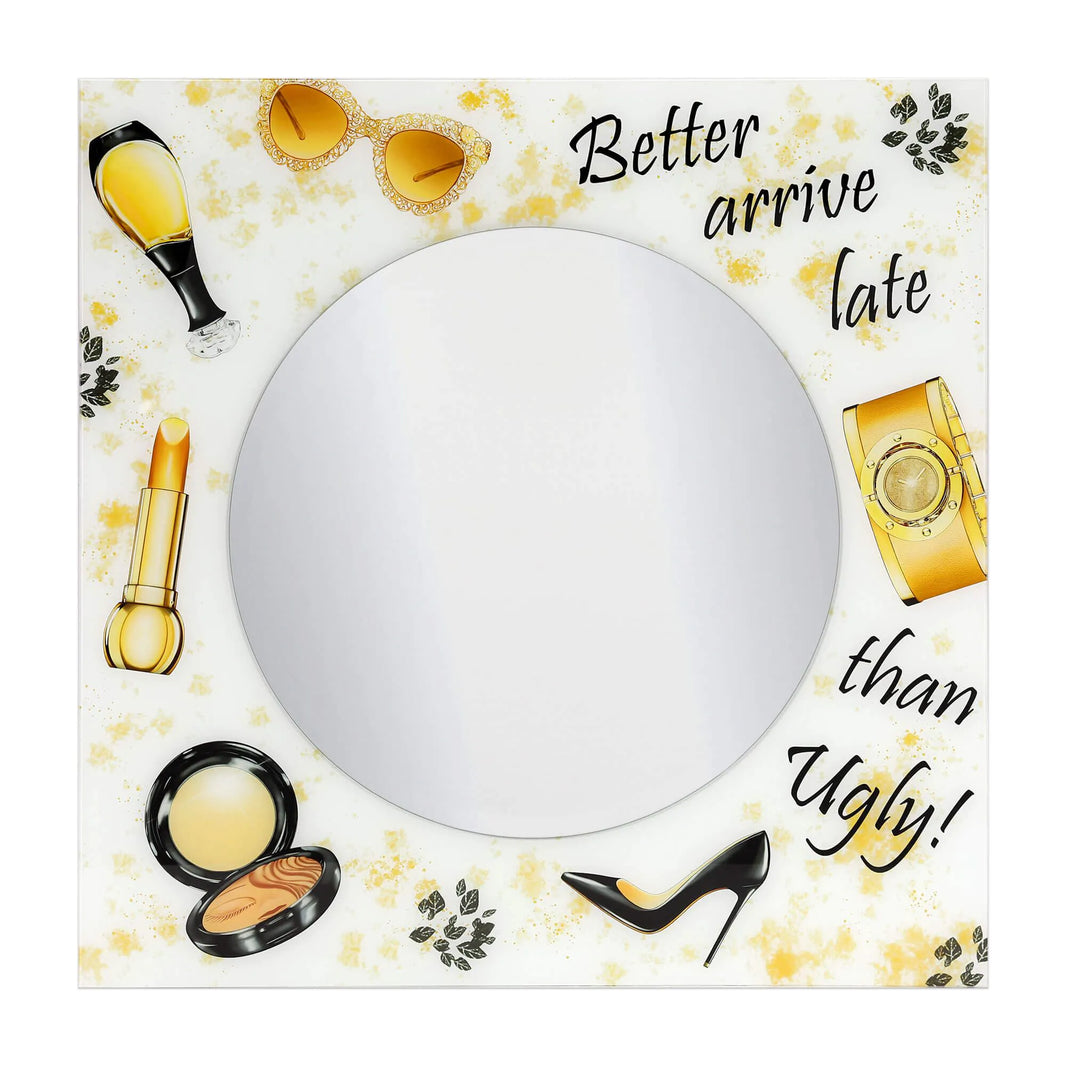 Moderner Goldener Spiegel 80 x 80 cm mit hingedrücktem Rahmen – Poliertes Glas, Designobjekt mit Flüsterworten 'Better arrive late than Ugly' und dekorativen Kosmetik-Illustrationen.