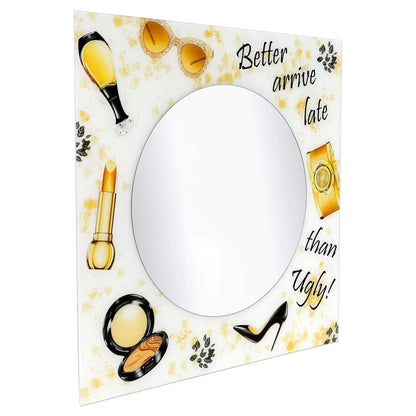 Moderner Goldener Spiegel 80 x 80 cm mit hingedrücktem Rahmen – Poliertes Glas, Designobjekt, umgeben von glamourösen Kosmetikaccessoires und Spruch.