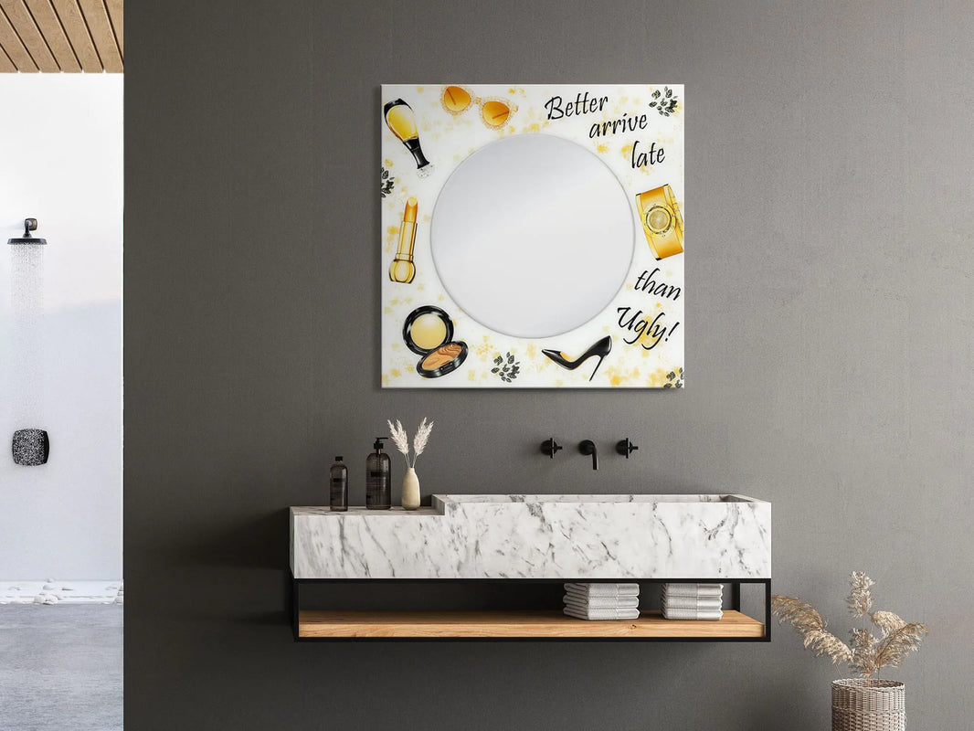 Moderner Goldener Spiegel 80 x 80 cm mit hingedrücktem Rahmen – Poliertes Glas, Designobjekt, stilvoll in einem modernen Badezimmer angebracht.