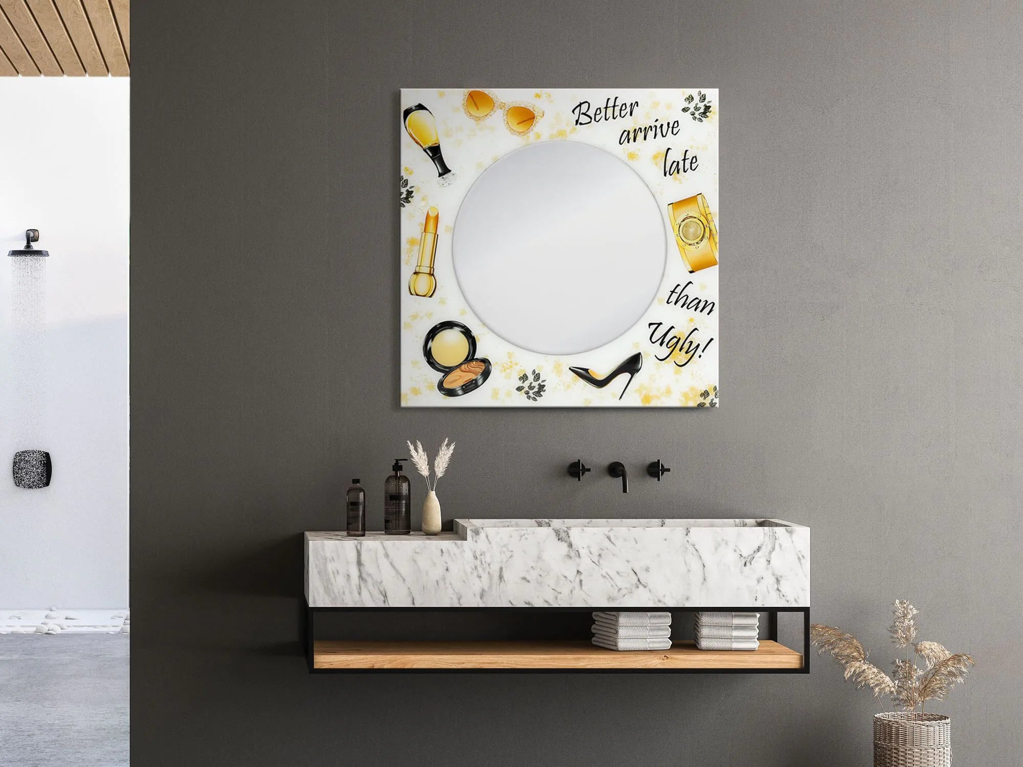 Moderner Goldener Spiegel 80 x 80 cm mit hingedrücktem Rahmen – Poliertes Glas, Designobjekt, stilvoll in einem modernen Badezimmer angebracht.