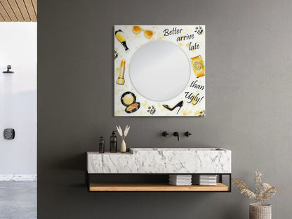 Moderner Goldener Spiegel 80 x 80 cm mit hingedrücktem Rahmen – Poliertes Glas, Designobjekt, stilvoll in einem modernen Badezimmer angebracht.