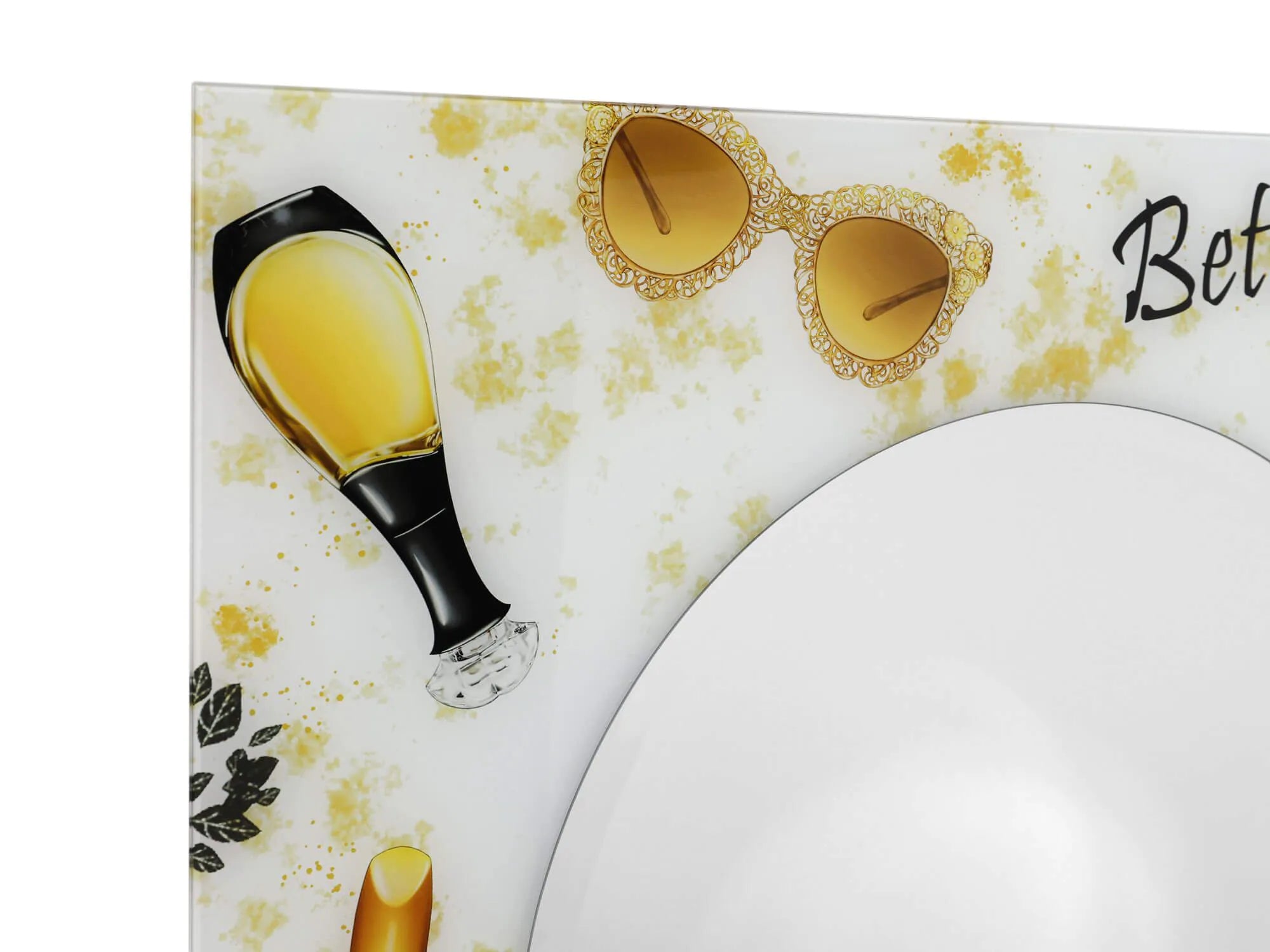 Detaillierte Nahaufnahme des modernen goldenen Spiegels 80 x 80 cm mit hingedrücktem Rahmen, poliertem Glas und eleganten Kosmetikmotiven.