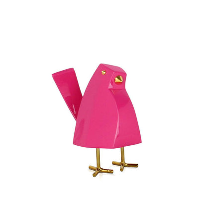 Magentafarbene geometrische Vogel-Skulptur aus lackiertem Harz, die in einem modernen Design dargestellt ist, mit goldenen Füßen und einem stilisierten Körper.