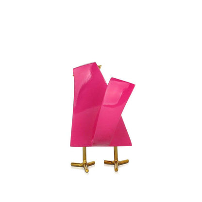 Magentafarbene geometrische Vogel-Skulptur aus lackiertem Harz, die zwei stilisierte Vögel in lebhaftem Pink darstellt, auf goldenem Standbein.